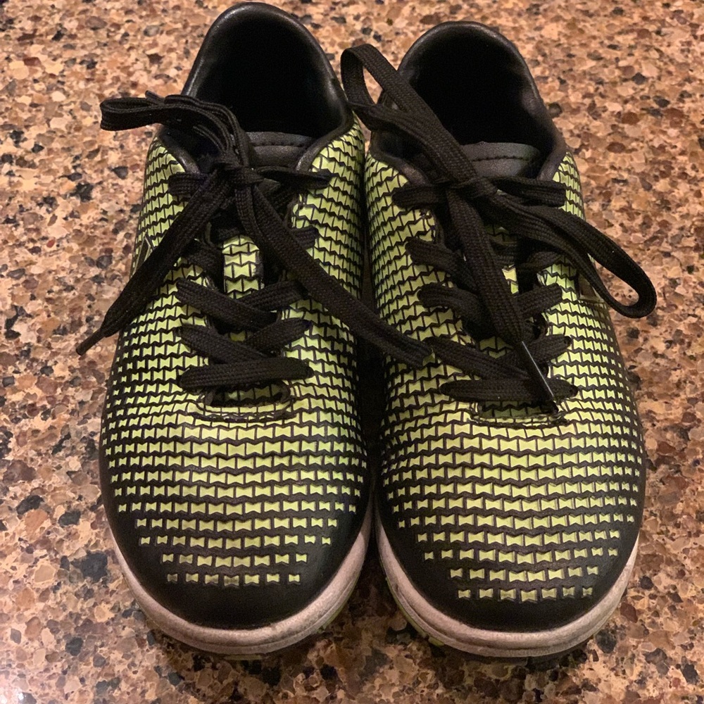 Soccer cleats (indoor) kids size 12 - Vizari